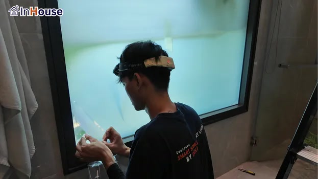 调光膜,浴室的好伴侣 调光膜 安装调光膜,随需把透明玻璃瞬间变不透明 — Tod先生(Narasiri Topiary)——瞬间把浴室玻璃变私密空间