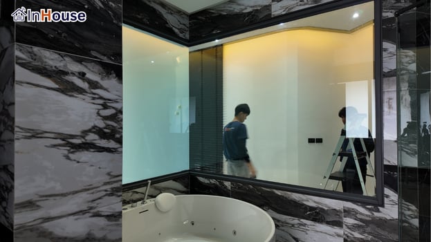 จากในห้องน้ำมองออกในโหมดทึบ ฟิล์มไฟฟ้า Private ทันใจตอนแช่อ่าง — คุณต๋อย – บ้านพักตากอากาศพัทยา ห้องน้ำสลับ Open/Private ใน 0.1 วินาที