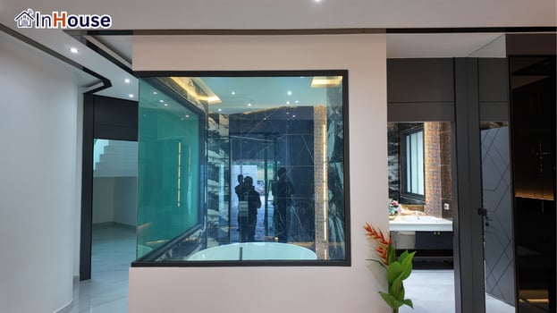 โหมดใสเปิดโล่งดีไซน์เดิม ฟิล์มไฟฟ้า คงคอนเซ็ปต์ Pool Villa — คุณต๋อย – บ้านพักตากอากาศพัทยา ห้องน้ำสลับ Open/Private ใน 0.1 วินาที
