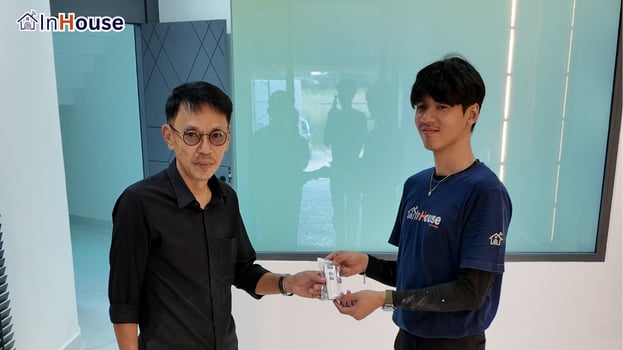 ทีม InHouse ส่งมอบรีโมท ฟิล์มไฟฟ้า พร้อมใช้งานในบ้านพัก — คุณต๋อย – บ้านพักตากอากาศพัทยา ห้องน้ำสลับ Open/Private ใน 0.1 วินาที
