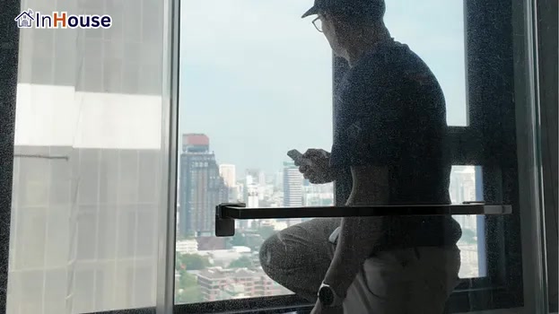 โหมดใสรับวิวมุมกว้าง ฟิล์มไฟฟ้า เปิดใสผ่านรีโมทชมวิวเมืองได้ชัดเจน — คุณวิว (HYDE Heritage) – เปลี่ยนกระจกห้องน้ำคอนโดให้สมาร์ท