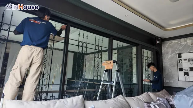 เตรียมหน้างานให้พร้อม ฟิล์มไฟฟ้า ทำความสะอาดกระจกก่อนการติดตั้งจริง — คุณวัชรินทร์ (Setthasiri Bangna) – สร้างโฮมเธียเตอร์ส่วนตัว