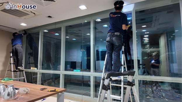 ทีมช่างติดตั้งฟิล์มไฟฟ้าห้องผู้บริหาร ฟิล์มไฟฟ้า ติดฟิล์มบนผนังกระจกอาคารชั้นสูง — ธนาคารกรุงไทย – ฟิล์มไฟฟ้า ห้องผู้บริหาร สำนักงานใหญ่