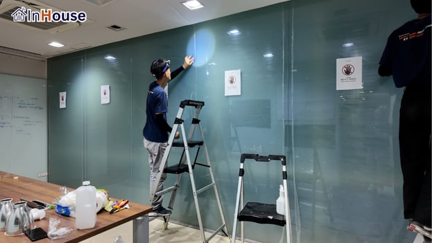 รีดฟิล์มแนบเนียนบนกระจกอาคาร ฟิล์มไฟฟ้า ทีมช่างรีดฟิล์มเต็มผืนผนังกระจก — ธนาคารกรุงไทย – ฟิล์มไฟฟ้า ห้องผู้บริหาร สำนักงานใหญ่