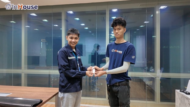 แนะนำการใช้งานหลังติดตั้ง ฟิล์มไฟฟ้า ทีม InHouse แนะนำวิธีใช้ฟิล์มไฟฟ้า — ธนาคารกรุงไทย – ฟิล์มไฟฟ้า ห้องผู้บริหาร สำนักงานใหญ่