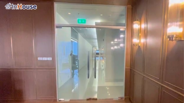 ประตูบานสวิงในโหมดใส ฟิล์มไฟฟ้า มองทะลุห้องประชุมและทางเดิน — L Heritage – ประตูบานสวิง EmQuartier Privacy สำหรับห้องประชุมหรู