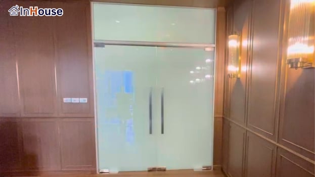 กดทึบประตูบานสวิงทันใจ ฟิล์มไฟฟ้า คุม Privacy ลูกค้า VIP — L Heritage – ประตูบานสวิง EmQuartier Privacy สำหรับห้องประชุมหรู