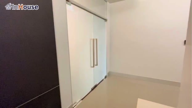 ส่งมอบประตูบานสวิง Smart ฟิล์มไฟฟ้า พร้อมใช้งานทันที — L Heritage – ประตูบานสวิง EmQuartier Privacy สำหรับห้องประชุมหรู