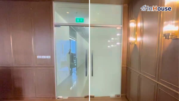 L Heritage – ประตูบานสวิง EmQuartier Privacy สำหรับห้องประชุมหรู ติดตั้งฟิล์มไฟฟ้า โดย InHouse Technology