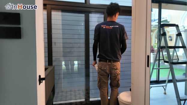ติดตั้งฟิล์มไฟฟ้าประตูบานเลื่อน ฟิล์มไฟฟ้า ทีมช่าง InHouse ติดตั้งถึงบ้าน — Ladawan Village – ฟิล์มไฟฟ้า ประตูบานเลื่อนห้องน้ำ