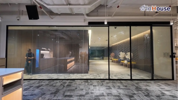LINE — Modernizing the Meeting-Room Sliding Door with Smart Film ติดตั้งฟิล์มไฟฟ้า โดย InHouse Technology