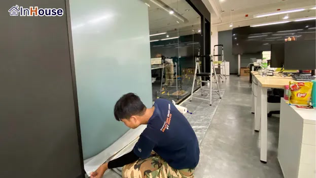 เก็บรายละเอียดทุกจุดติดตั้ง ฟิล์มไฟฟ้า ให้ฟิล์มแนบสนิทกับผิวกระจกห้องประชุม — Logistics Asia – จัดการความเป็นส่วนตัวห้องประชุมแบบประหยัดงบ