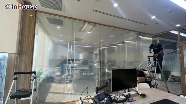 ติดตั้งด้วยทีมช่าง InHouse ฟิล์มไฟฟ้า ความเชี่ยวชาญระดับมืออาชีพ ไม่ใช้ Sub-contractor — Louis Vuitton Thailand – Premium Executive Office