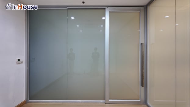 遮蔽モードの引き戸 調光フィルム 機関水準のプライバシーを管理 — マヒドン大学——学長棟の会議室に機関水準のスマートプライバシー