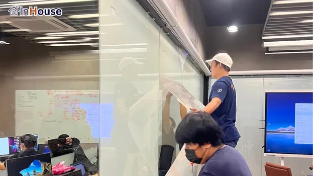 ติดตั้งฟิล์มไฟฟ้าเพื่อความปลอดภัยระดับสูงสุด ฟิล์มไฟฟ้า เปลี่ยนสถานะเป็นห้องประชุมที่ปลอดภัยและปกป้องข้อมูลสำคัญ — ศูนย์ราชการ นนทบุรี – Smart Control Room Privacy