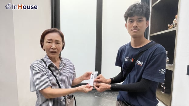ส่งมอบงานและรีโมท ฟิล์มไฟฟ้า ส่งมอบพร้อมสอนใช้รีโมทควบคุม — บ้านเดี่ยวนนทบุรี – ฟิล์มไฟฟ้า หน้าต่างห้องแต่งตัวในห้องน้ำ