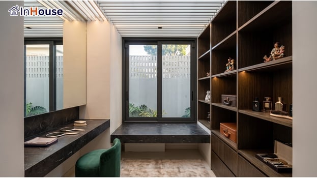 ห้องแต่งตัว · โหมดใส ฟิล์มไฟฟ้า เปิดใสรับแสงและวิวสวนเต็มตา — บ้านเดี่ยวนนทบุรี – ฟิล์มไฟฟ้า หน้าต่างห้องแต่งตัวในห้องน้ำ