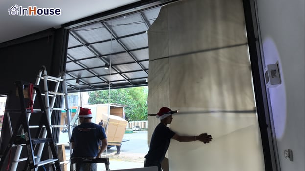 ทีมช่าง InHouse ลงพื้นที่ ฟิล์มไฟฟ้า เตรียมพื้นที่ก่อนติดฟิล์ม — Nova Urban Holding – หน้าร้านชลบุรี Smart Privacy คุมห้องทำงานได้ทันใจ