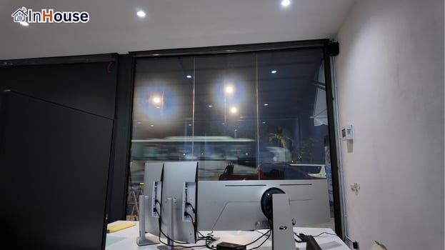 โหมดใสมองเห็นภายใน ฟิล์มไฟฟ้า ดีไซน์ร้านเปิดโล่ง — Nova Urban Holding – หน้าร้านชลบุรี Smart Privacy คุมห้องทำงานได้ทันใจ