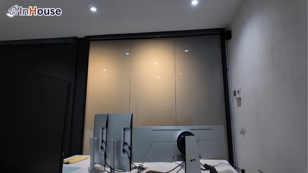 โหมดทึบ Privacy ภายใน ฟิล์มไฟฟ้า Confidential ทันใจ — Nova Urban Holding – หน้าร้านชลบุรี Smart Privacy คุมห้องทำงานได้ทันใจ
