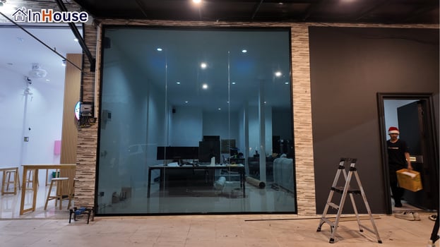โหมดใสร้านเปิดต้อนรับ ฟิล์มไฟฟ้า เชิญลูกค้าเข้ามาดู — Nova Urban Holding – หน้าร้านชลบุรี Smart Privacy คุมห้องทำงานได้ทันใจ