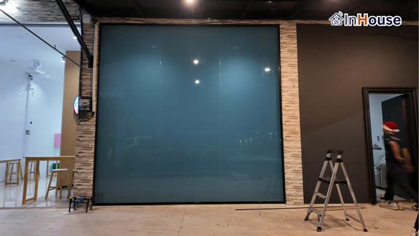 Nova Urban Holding – หน้าร้านชลบุรี Smart Privacy คุมห้องทำงานได้ทันใจ ติดตั้งฟิล์มไฟฟ้า โดย InHouse Technology