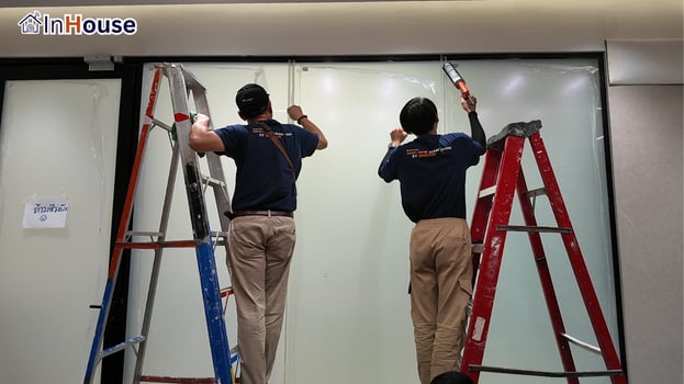 ทีม InHouse 2 คนติดตั้ง ฟิล์มไฟฟ้า ใช้บันไดทำงานสองด้าน — ห้องประชุมออฟฟิศ – Smart Privacy พร้อมระบบเดินสายซ่อน