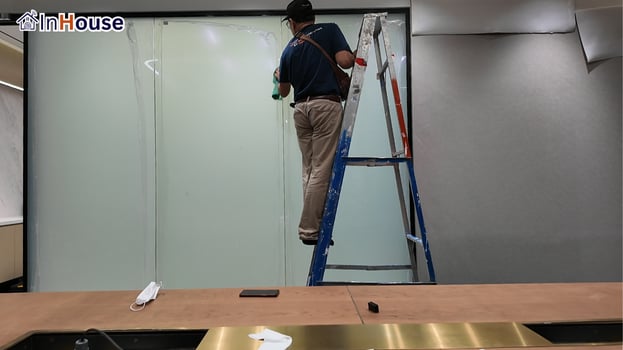 เก็บงานบนบันไดละเอียด ฟิล์มไฟฟ้า ฟิล์มแนบสนิทกระจก — ห้องประชุมออฟฟิศ – Smart Privacy พร้อมระบบเดินสายซ่อน
