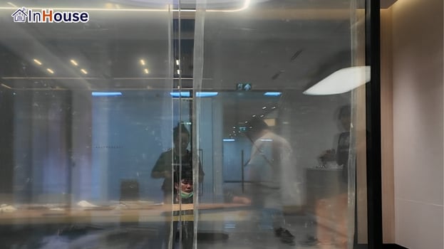 โหมดใสมองทะลุเปิดโล่ง ฟิล์มไฟฟ้า ทางเดินภายในออฟฟิศ — ห้องประชุมออฟฟิศ – Smart Privacy พร้อมระบบเดินสายซ่อน