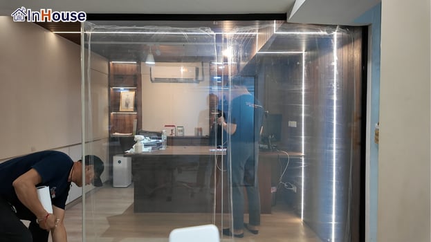 ผนังกระจกในโหมดใส ฟิล์มไฟฟ้า คงดีไซน์ Open Office — ห้องประชุมออฟฟิศ อโศก – Smart Privacy ในออฟฟิศโมเดิร์น