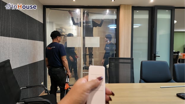 เปิดใสคุมจากรีโมท ฟิล์มไฟฟ้า ห้องประชุมโปร่งโล่ง — ห้องประชุมออฟฟิศ อโศก – Smart Privacy ในออฟฟิศโมเดิร์น