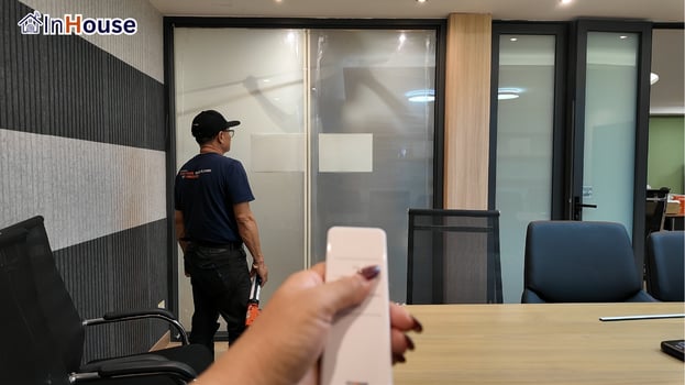 กดทึบจากรีโมทเดียว ฟิล์มไฟฟ้า ประชุม Confidential ทันใจ — ห้องประชุมออฟฟิศ อโศก – Smart Privacy ในออฟฟิศโมเดิร์น