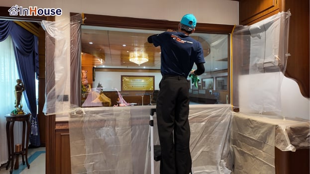 เริ่มติดตั้งฟิล์มไฟฟ้า ฟิล์มไฟฟ้า ทีมช่าง InHouse ติดฟิล์มบนผนังกระจก — Oriental Copper – ฟิล์มไฟฟ้า ห้องผู้บริหาร