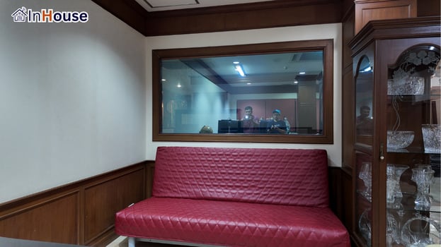 บรรยากาศห้องรับรอง ฟิล์มไฟฟ้า ผนังกระจกฟิล์มไฟฟ้าจากมุมโซฟา — Oriental Copper – ฟิล์มไฟฟ้า ห้องผู้บริหาร