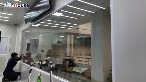 ทีมช่างติดฟิล์มห้อง Inventory ฟิล์มไฟฟ้า งานละเอียดทุกพื้นผิว — OSS 3O – ห้องเก็บอุปกรณ์การแพทย์ Smart Privacy จุฬา 7