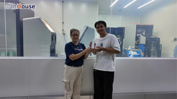 ส่งมอบงานทีมรับรีโมท ฟิล์มไฟฟ้า พร้อม Smart Medical Office — OSS 3O – ห้องเก็บอุปกรณ์การแพทย์ Smart Privacy จุฬา 7