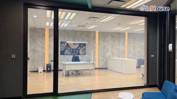 P 17 – Premium Executive Office ติดตั้งฟิล์มไฟฟ้า โดย InHouse Technology