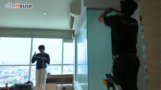 ประณีตทุกขั้นตอนงานช่าง ฟิล์มไฟฟ้า ตรวจความเรียบร้อยของฟิล์มทุกจุด — คอนโดพัทยา – ยกระดับห้องน้ำ Sexy Bathroom