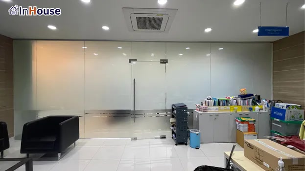 โหมดทึบ ความเป็นส่วนตัวแบบไม่อึดอัด ฟิล์มไฟฟ้า เป็นส่วนตัวแต่ยังคงความโปร่งโล่ง — Peerapat Tech – ห้องทำงานผู้บริหาร