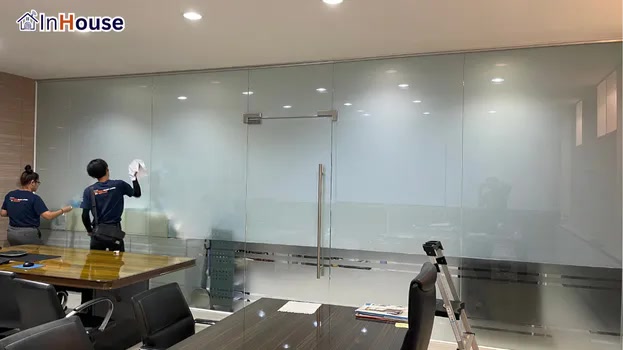 โหมดทึบบล็อกสายตาจากภายนอก ฟิล์มไฟฟ้า ทำงานหรือประชุมลับได้ไม่ถูกรบกวน — Peerapat Tech – ห้องทำงานผู้บริหาร