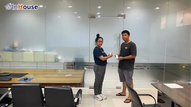 QC ตรวจสอบความสมบูรณ์ก่อนใช้งานจริง ฟิล์มไฟฟ้า ทีม QC ตรวจสอบให้พร้อมใช้งานทันที — Peerapat Tech – ห้องทำงานผู้บริหาร