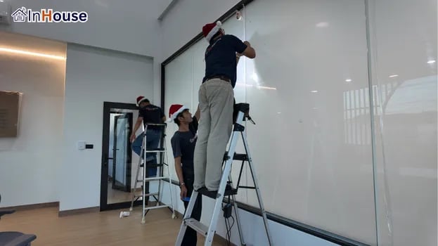 ทีม InHouse 3 คนติดฟิล์มไฟฟ้า ฟิล์มไฟฟ้า ทำงานบนบันไดละเอียด — Persec – ห้องประชุมสำนักงานใหญ่ ชลบุรี Smart Privacy Modern Office