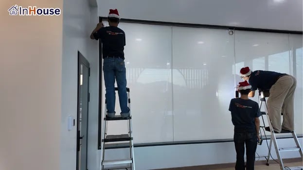 เก็บงานขอบบนผนังกระจก ฟิล์มไฟฟ้า ฟิล์มแนบสนิทเรียบร้อย — Persec – ห้องประชุมสำนักงานใหญ่ ชลบุรี Smart Privacy Modern Office