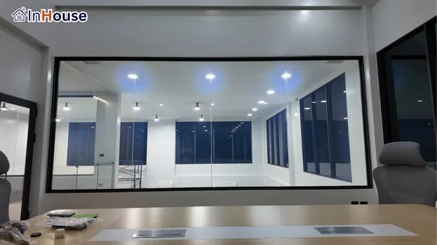 เปิดใสห้องประชุมเปิดโล่ง ฟิล์มไฟฟ้า เห็นออฟฟิศโดยรอบ — Persec – ห้องประชุมสำนักงานใหญ่ ชลบุรี Smart Privacy Modern Office