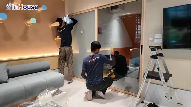 ปลอดภัย ไร้ชายม่านให้น้องสัตว์ปีนป่าย ฟิล์มไฟฟ้า เรียบเนียนไปกับกระจก ไร้ชายม่านให้สัตว์ปีนป่าย — PETiS Animal Hospital – ฟิล์มไฟฟ้าคลินิกสัตว์สะอาดปลอดภัยไร้ม่านกักฝุ่น