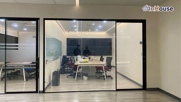 Placid Thailand (Q House) – ห้อง CEO ปรับลุคโมเดิร์นคุมบรรยากาศดั่งใจ ติดตั้งฟิล์มไฟฟ้า โดย InHouse Technology