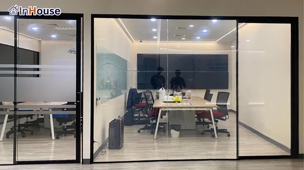 ฟังก์ชันครบจบในบานเดียว ฟิล์มไฟฟ้า จัดสเปซห้อง CEO ครบทั้งความเป็นส่วนตัวและดีไซน์ — Placid Thailand (Q House) – ห้อง CEO ปรับลุคโมเดิร์นคุมบรรยากาศดั่งใจ