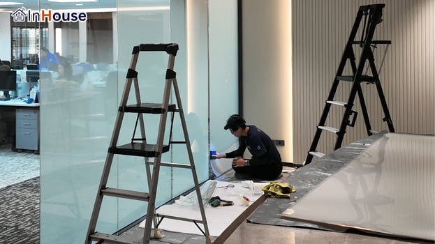 ทีมช่างเข้าติดตั้ง ฟิล์มไฟฟ้า ทีมช่าง InHouse ติดตั้งฟิล์มไฟฟ้า — Poonphol Group – ฟิล์มไฟฟ้า ผนังกระจกห้องประชุม สาธรธานี 1