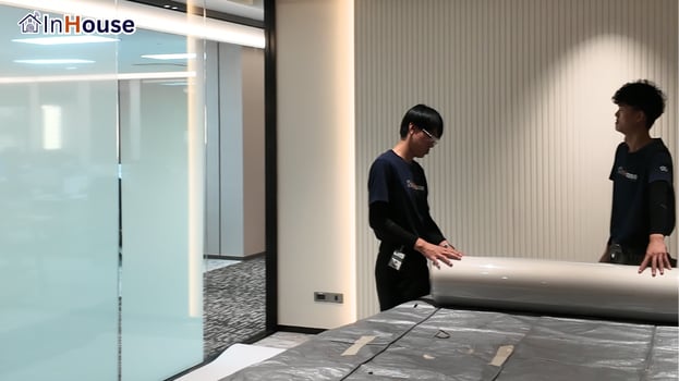 เตรียมฟิล์มก่อนติดตั้ง ฟิล์มไฟฟ้า คลี่ฟิล์มไฟฟ้าเตรียมติดผนังกระจก — Poonphol Group – ฟิล์มไฟฟ้า ผนังกระจกห้องประชุม สาธรธานี 1