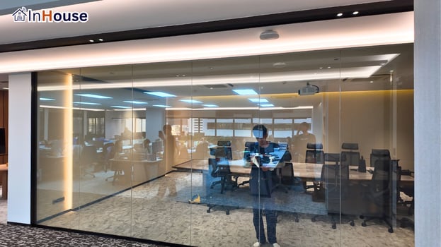 โหมดใส มองทะลุถึงกัน ฟิล์มไฟฟ้า เปิดใสเชื่อมห้องประชุมกับออฟฟิศ — Poonphol Group – ฟิล์มไฟฟ้า ผนังกระจกห้องประชุม สาธรธานี 1